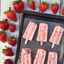 Paletas de fresas con crema