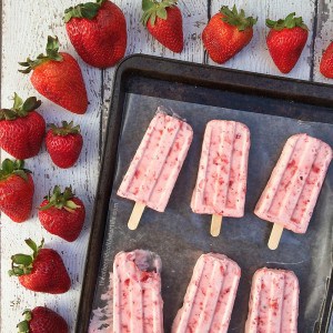 Mexican strawberries and cream #popsicle #recipe from theothersideofthetortilla.com