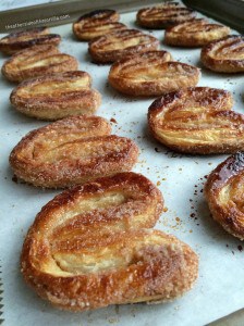 instructies voor het maken van orejas, ook bekend als palmiers. Deze populaire Mexicaanse pan dulce heeft slechts drie ingrediënten: bladerdeeg, kaneel en suiker. Recept aan theothersideofthetortilla.com.