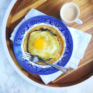 A huevos rancheros recipe so easy you can make them on a Monday morning! Recipe via theothersideofthetortilla.com