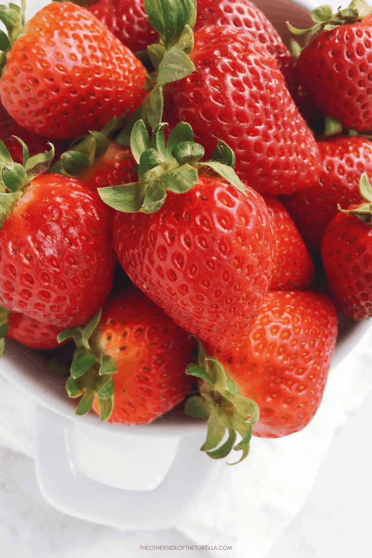 How to make strawberry hibiscus popsicles via theothersideofthetortilla.com