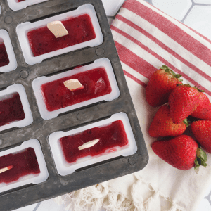 How to make strawberry hibiscus popsicles via theothersideofthetortilla.com