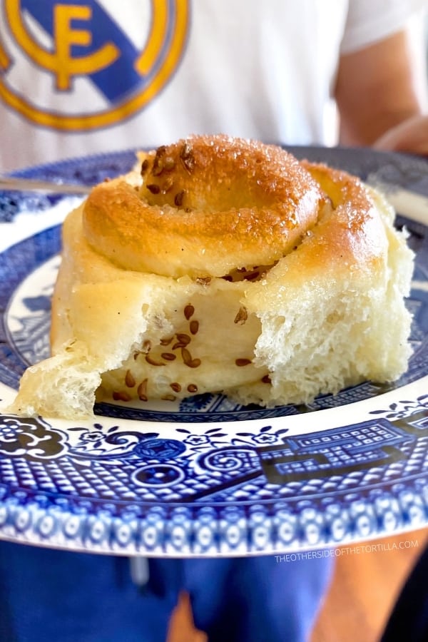 Anise roll on a blue and white plate being held by a man